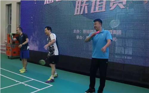 2羽毛球世界冠軍董炯、慈銘集團副總裁羅貴林、上屆衛冕冠軍民政部代表一起舉行開球儀式.jpg