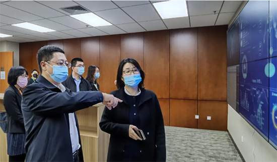 3慈銘體檢集團副總裁韓濱向常司長介紹遠程閱片中心.jpg 3慈銘體檢集團副總裁韓濱向常司長介紹遠程閱片中心.jpg