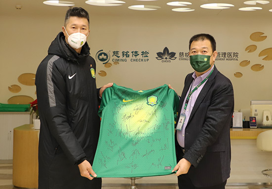 1611623867621056.jpg 3慈銘集團聯席總裁韓圣群與中赫國安領隊符兵合影互贈禮物2.jpg